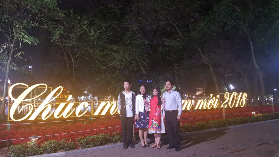 Pháo hoa bừng sáng, người dân cả nước nao nức mừng năm mới - 20 Một gia đình chụp ảnh kỷ niệm bên Bờ Hồ.