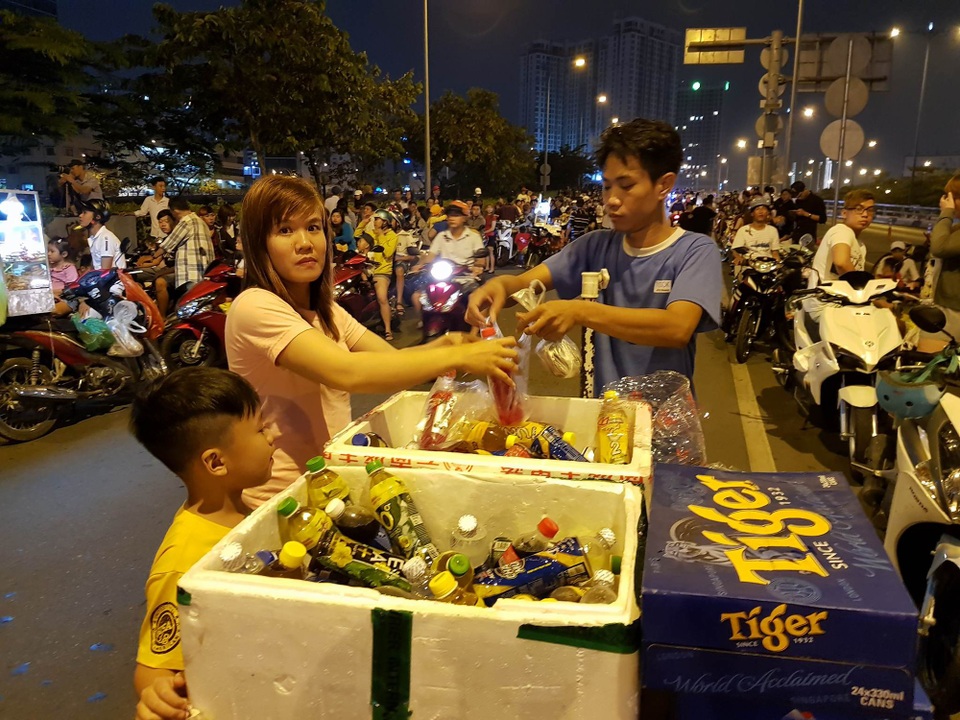 Hàng rong “kiếm bộn” tiền nhờ dòng người đi xem pháo hoa - 13 Hàng rong được dịp đắt hàng