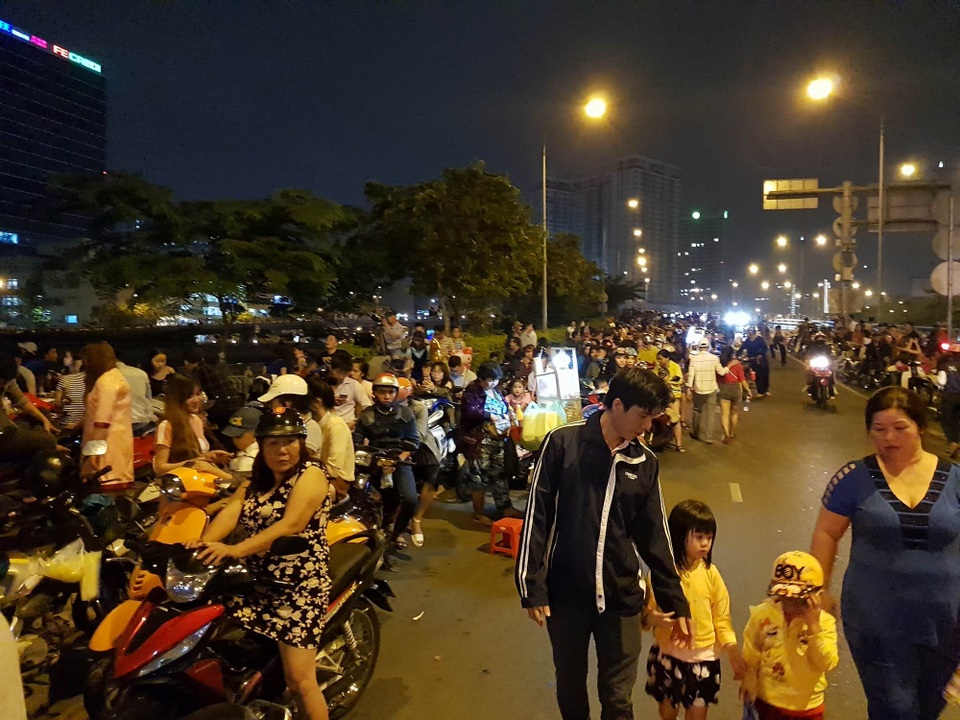 Hàng rong “kiếm bộn” tiền nhờ dòng người đi xem pháo hoa - 2 Hàng rong “kiếm bộn” tiền nhờ dòng người đi xem pháo hoa - 2