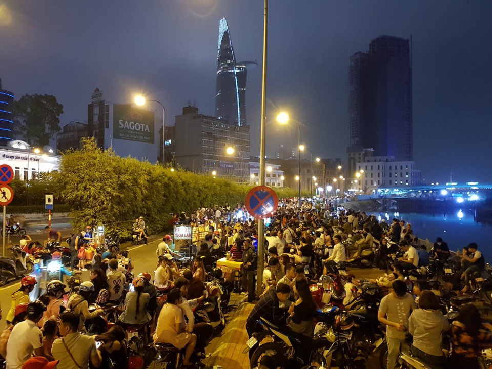 Hàng rong “kiếm bộn” tiền nhờ dòng người đi xem pháo hoa - 1 Hàng rong “kiếm bộn” tiền nhờ dòng người đi xem pháo hoa - 1