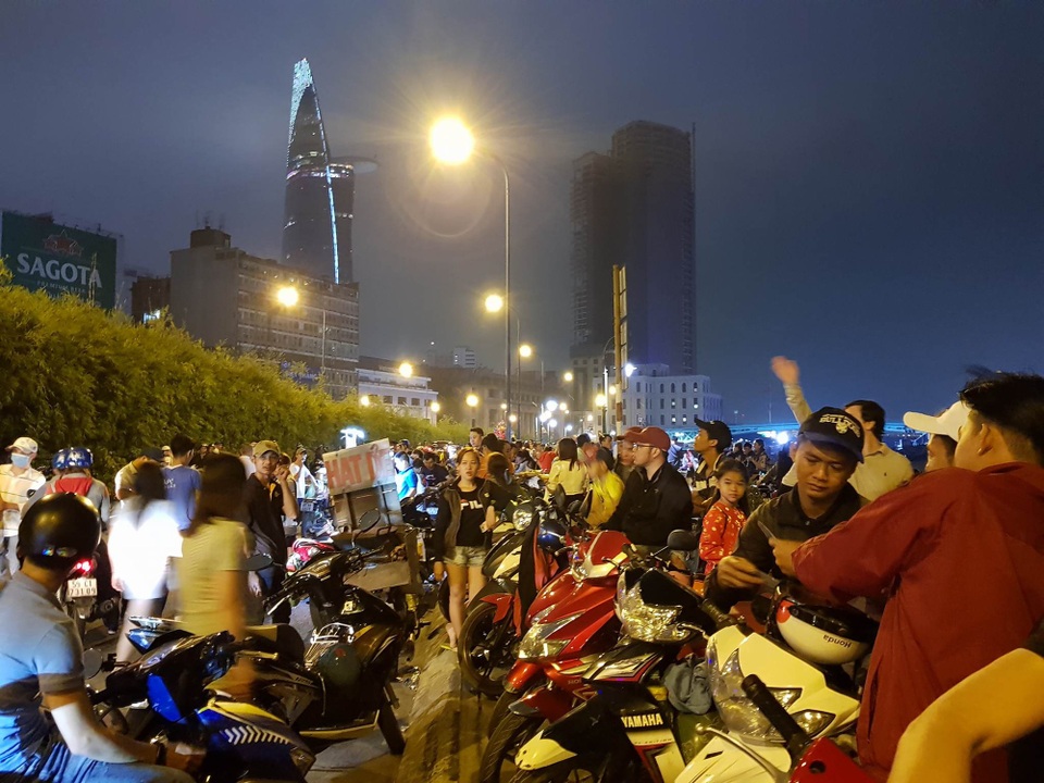 Hàng rong “kiếm bộn” tiền nhờ dòng người đi xem pháo hoa - 7 22h, dòng người bắt đầu chen kín 2 đầu hầm vượt sông Sài Gòn