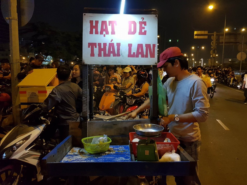 Hàng rong “kiếm bộn” tiền nhờ dòng người đi xem pháo hoa - 12 Hàng rong “kiếm bộn” tiền nhờ dòng người đi xem pháo hoa - 12