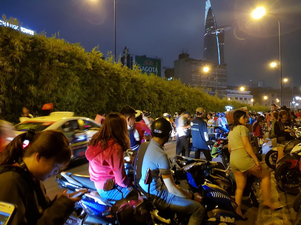 Hàng rong “kiếm bộn” tiền nhờ dòng người đi xem pháo hoa - 6 Hàng rong “kiếm bộn” tiền nhờ dòng người đi xem pháo hoa - 6