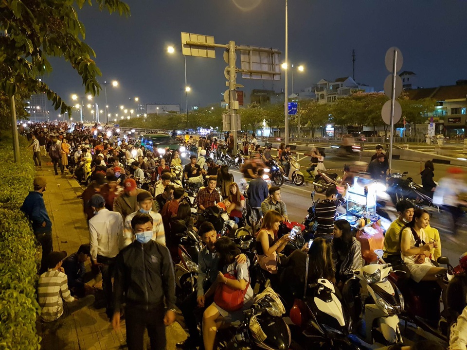 Hàng rong “kiếm bộn” tiền nhờ dòng người đi xem pháo hoa - 5 Hàng rong “kiếm bộn” tiền nhờ dòng người đi xem pháo hoa - 5