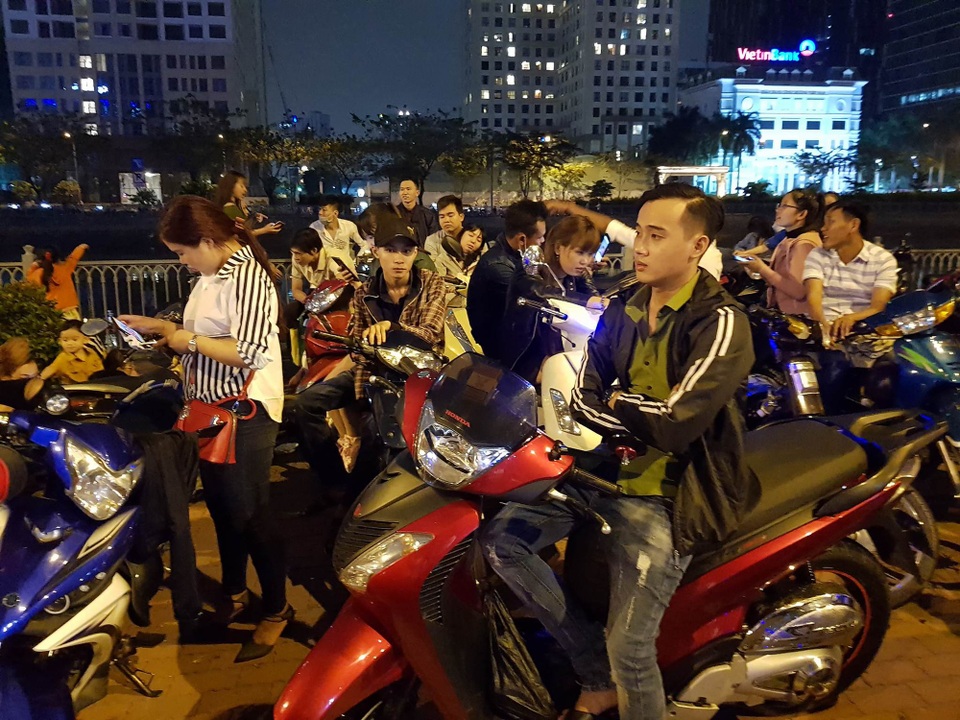 Hàng rong “kiếm bộn” tiền nhờ dòng người đi xem pháo hoa - 4 Hàng rong “kiếm bộn” tiền nhờ dòng người đi xem pháo hoa - 4