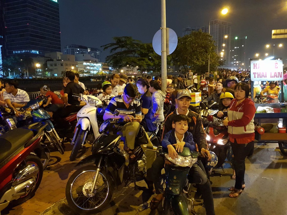 Hàng rong “kiếm bộn” tiền nhờ dòng người đi xem pháo hoa - 3 Hàng rong “kiếm bộn” tiền nhờ dòng người đi xem pháo hoa - 3
