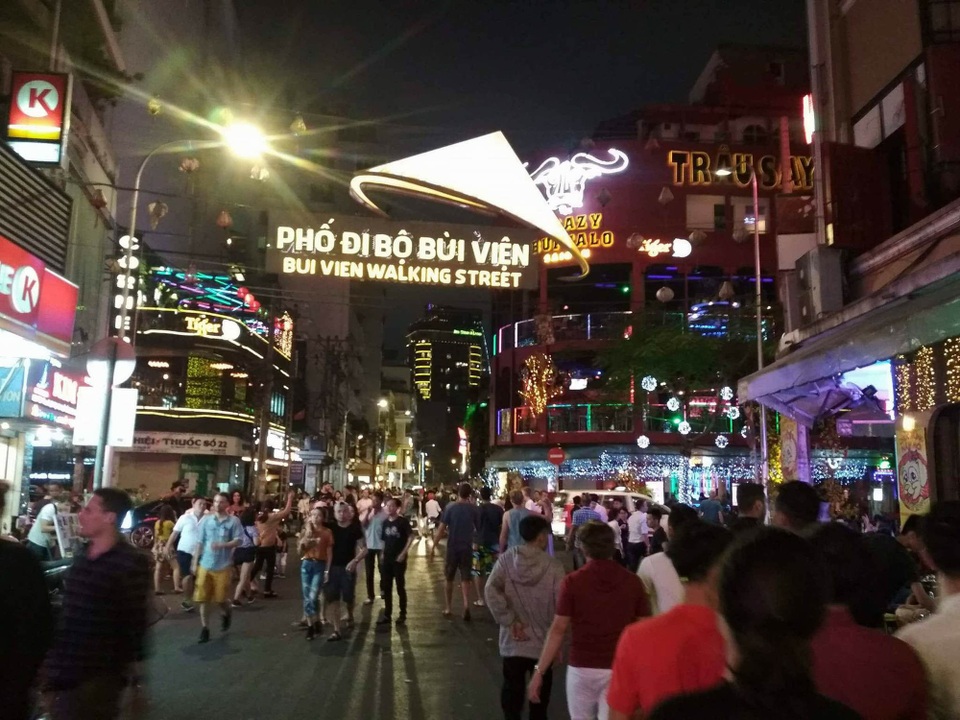 Hàng rong “kiếm bộn” tiền nhờ dòng người đi xem pháo hoa - 8 Hàng rong “kiếm bộn” tiền nhờ dòng người đi xem pháo hoa - 8