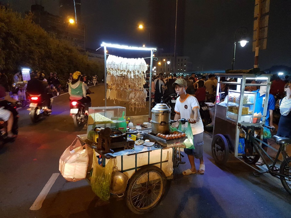 Hàng rong “kiếm bộn” tiền nhờ dòng người đi xem pháo hoa - 11 Hàng rong “kiếm bộn” tiền nhờ dòng người đi xem pháo hoa - 11