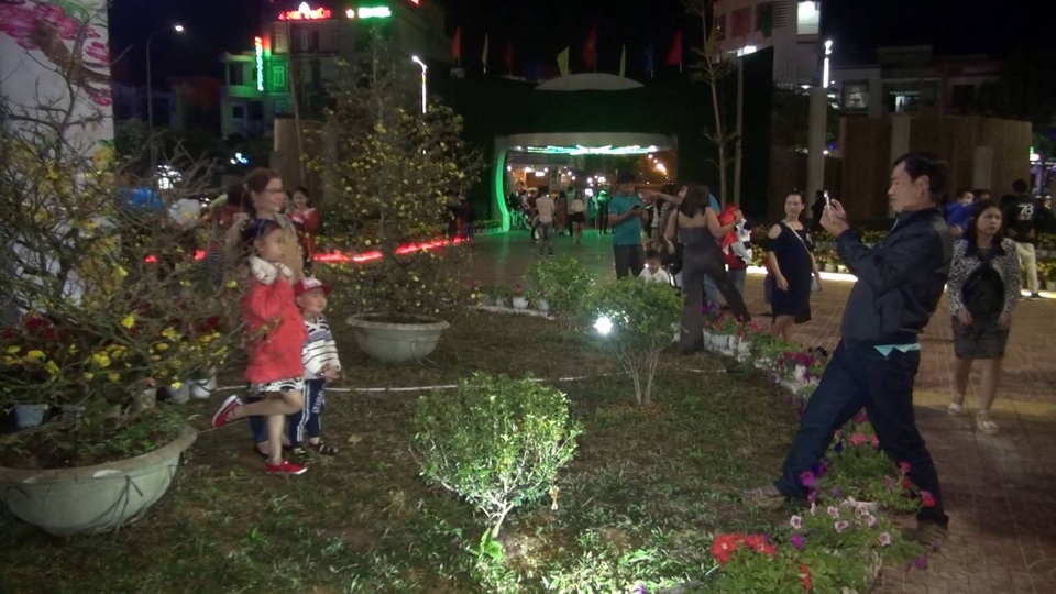 Pháo hoa bừng sáng, người dân cả nước nao nức mừng năm mới - 80 Đêm 30 tại Phú Yên thời tiết se lạnh nên dòng người đổ về TP. Tuy Hòa để chờ đón thời khắc giao thừa ngày càng đông