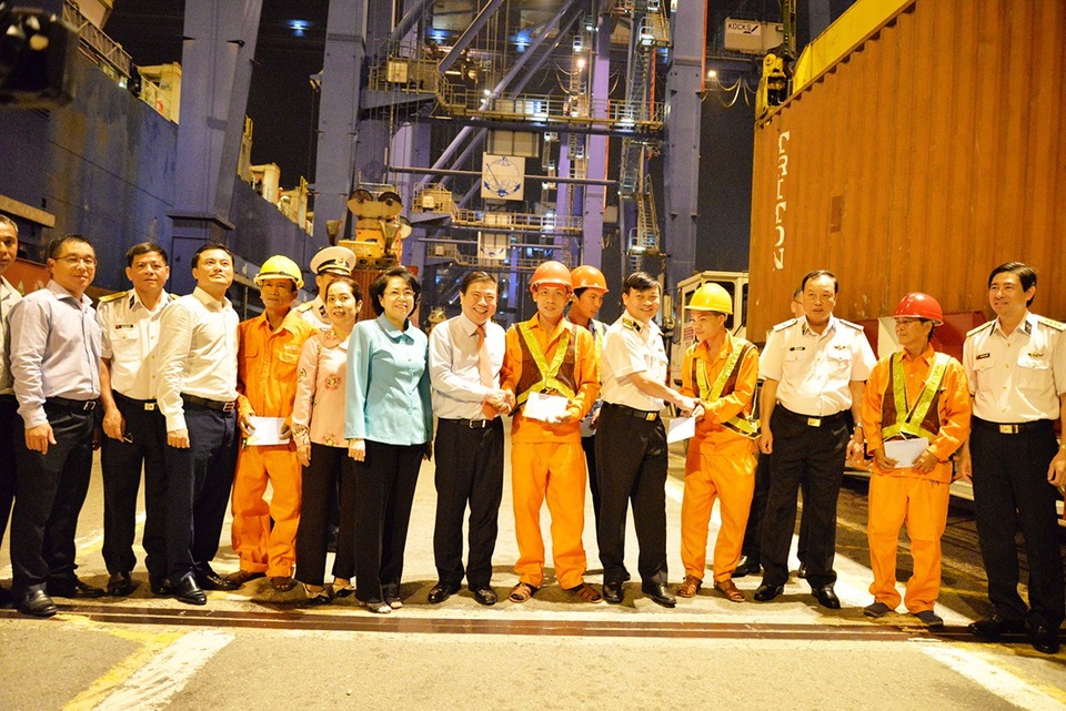 TPHCM xuất chuyến hàng đầu năm mới - 2 Chủ tịch UBND TPHCM Nguyễn Thành Phong đánh giá cao những kết quả tích cực của Tân Cảng trong năm qua