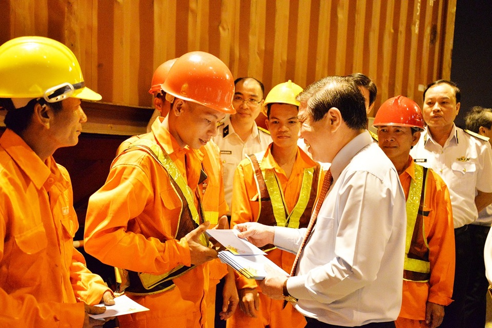 TPHCM xuất chuyến hàng đầu năm mới - 3 Chủ tịch UBND Nguyễn Thành Phong tặng quà cho công nhân Công ty Tân Cảng Sài Gòn.
