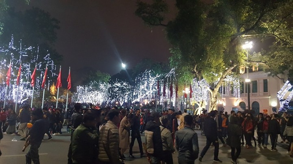 Pháo hoa bừng sáng, người dân cả nước nao nức mừng năm mới - 5 Pháo hoa bừng sáng, người dân cả nước nao nức mừng năm mới - 5