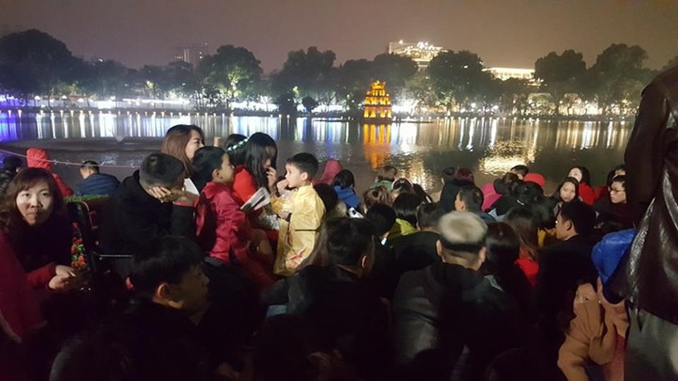 Pháo hoa bừng sáng, người dân cả nước nao nức mừng năm mới - 6 Pháo hoa bừng sáng, người dân cả nước nao nức mừng năm mới - 6