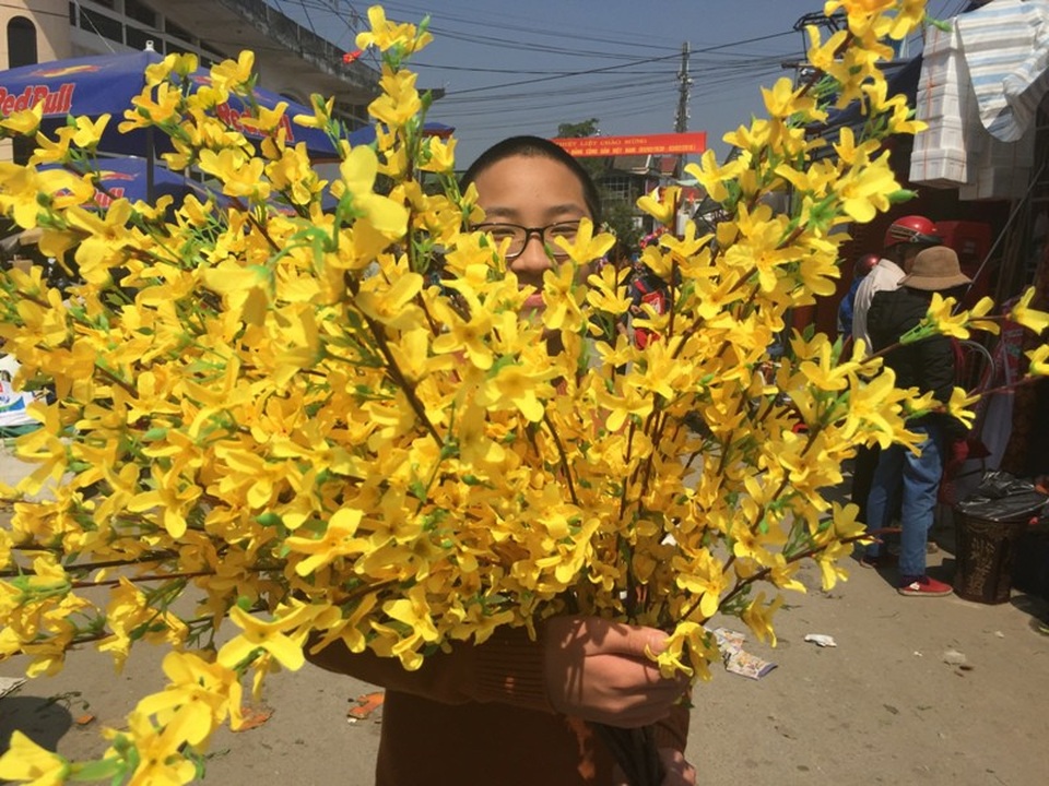 
Hoa cũng là mặt hàng không thể thiếu trong ngày Tết, có thể hoa tươi hoặc hoa bằng giấy
