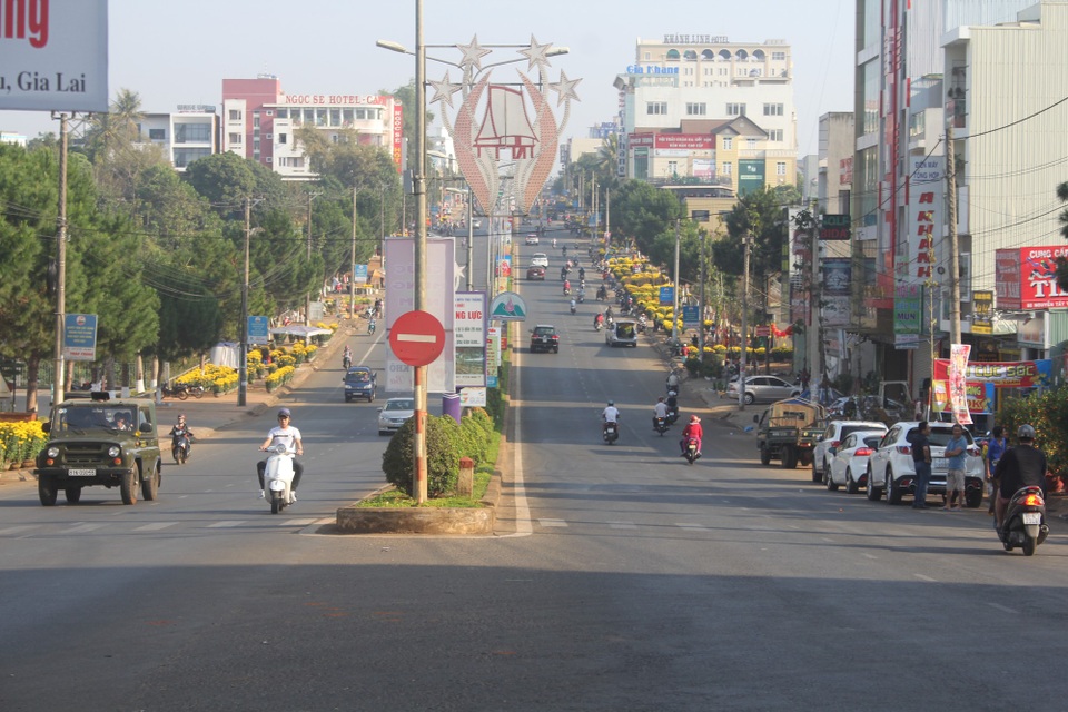 Gia Lai: Các thương lái buôn hoa đều có lãi - 2 Đường Nguyễn Tất Thành lượng hoa đã gần hết, nhưng dòng người vẫn đang đông lên