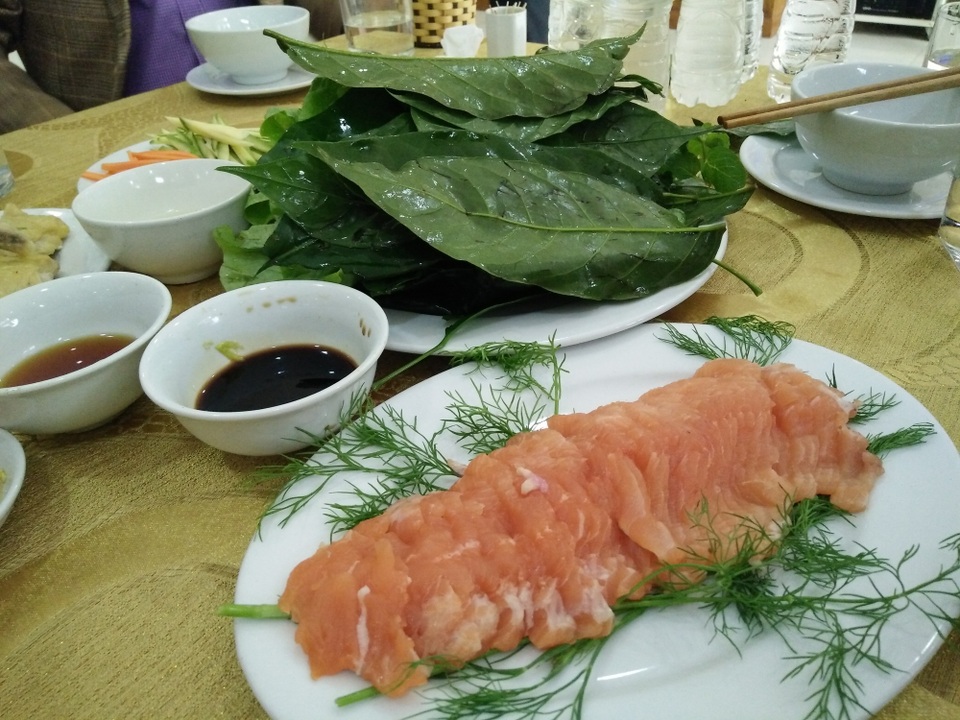 Ngon lạ món gỏi cá hồi ăn kèm với lá sa lăng - 1 Món cá hồi cuộn với lá sa lăng đang là món ăn độc, lạ ở xứ Thanh