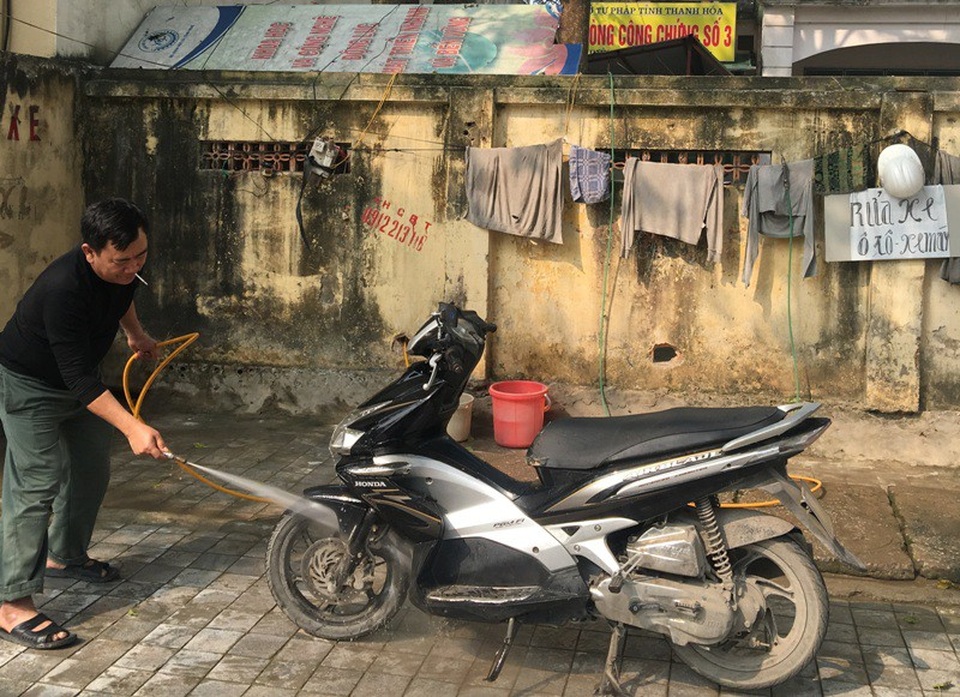 Sáng 30 Tết: Những nghề hoạt động "hết công suất”, thu nhập "khủng" - 4 Dịch vụ rử xe máy cũng hốt bạc ngày 30 Tết
