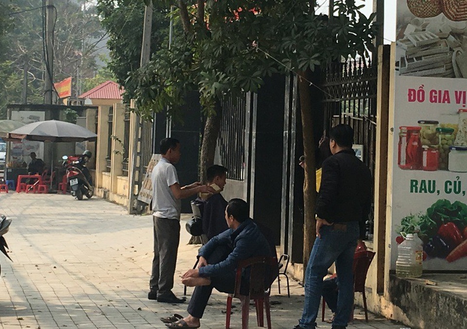 Sáng 30 Tết: Những nghề hoạt động "hết công suất”, thu nhập "khủng" - 9 Dịch vụ cắt tóc vỉa hè cũng được mùa bội thu