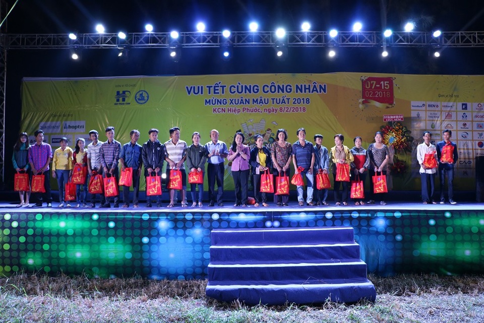 Điểm bắn pháo hoa đêm giao thừa không thể bỏ qua ở TPHCM - 6 Cùng với nhiều hoạt động chăm lo đời sống tinh thần, vật chất cho công nhân