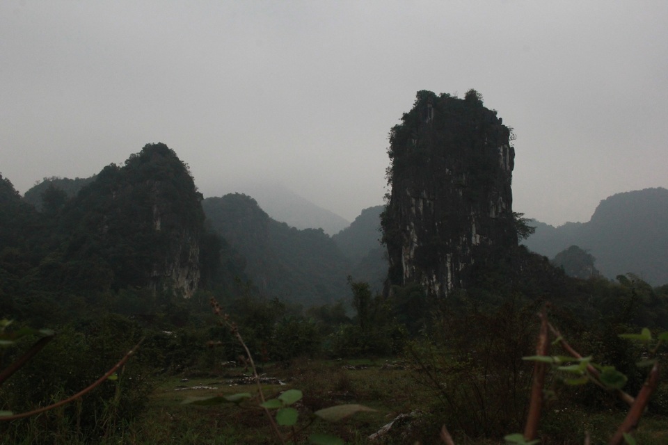 Làng phong nằm ở phía sau những dãy núi heo hút thuộc xã Cẩm Bình, huyện Cẩm Thủy