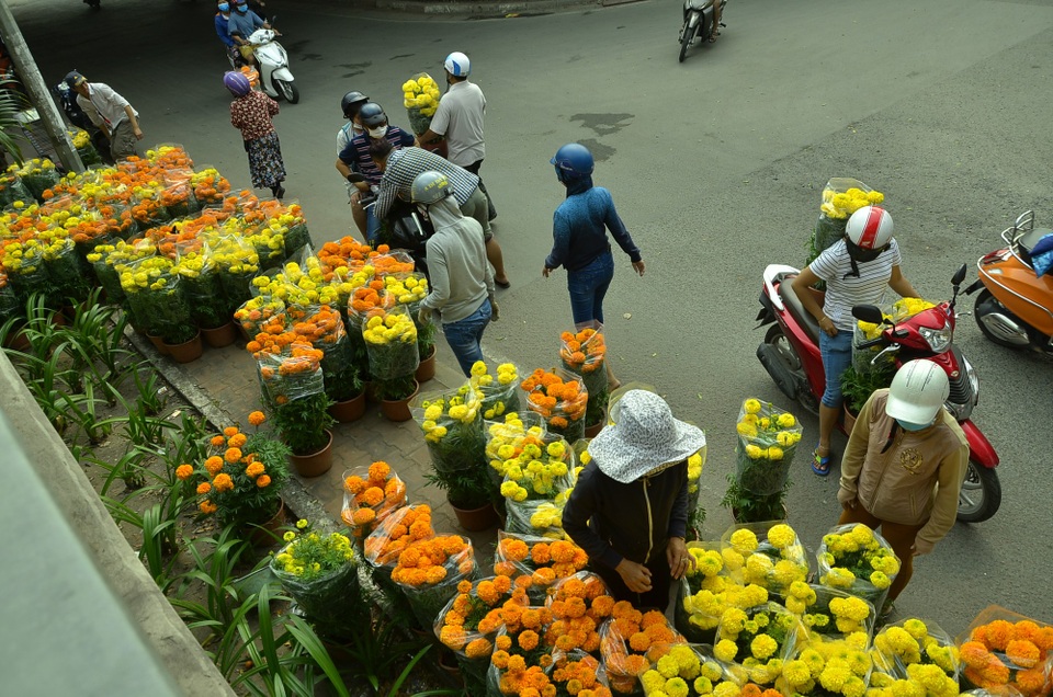 TPHCM: Người dân đổ xô mua hoa trưa 30 Tết, đường phố kẹt cứng - 3 Người dân tranh thủ chờ mua hoa xổ
