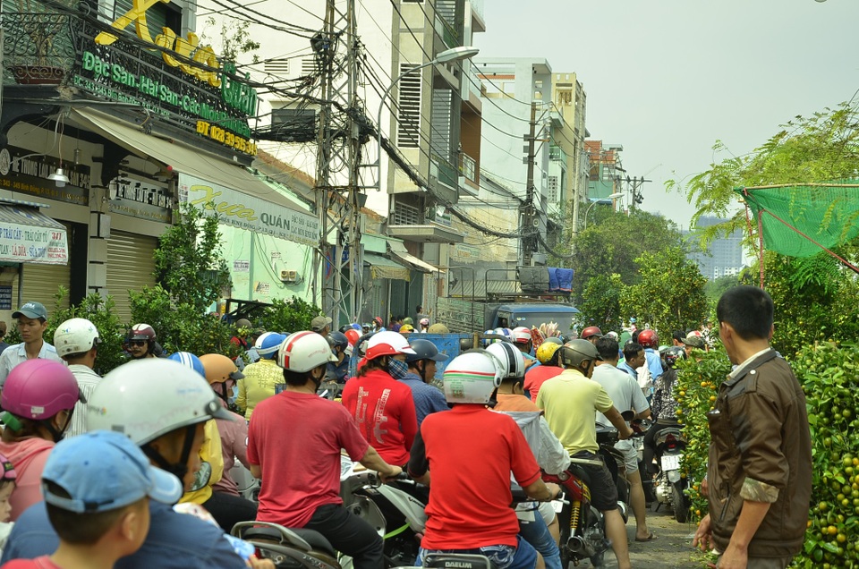 TPHCM: Người dân đổ xô mua hoa trưa 30 Tết, đường phố kẹt cứng - 4 TPHCM: Người dân đổ xô mua hoa trưa 30 Tết, đường phố kẹt cứng - 4