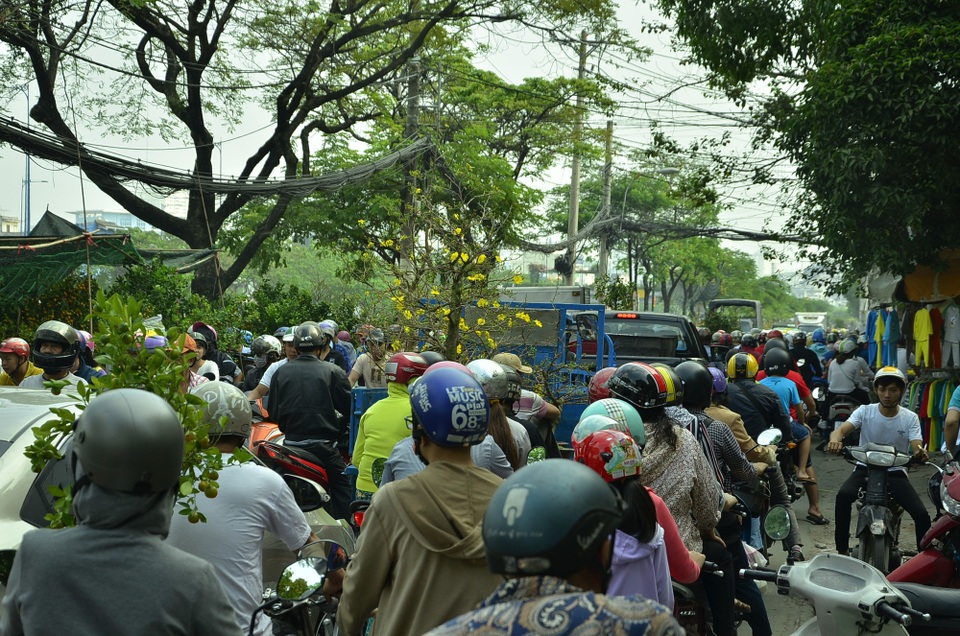 TPHCM: Người dân đổ xô mua hoa trưa 30 Tết, đường phố kẹt cứng - 7 Dòng người và phương tiện chen chúc trên đường