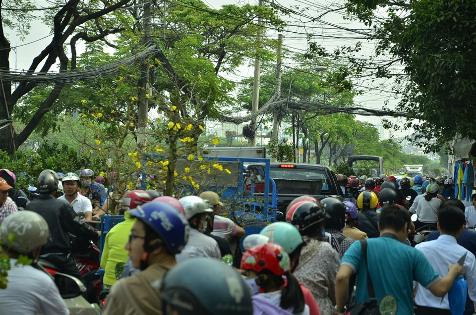 TPHCM: Người dân đổ xô mua hoa trưa 30 Tết, đường phố kẹt cứng - 2 Các phương tiện chôn chân trên đường Bến Bình Đông