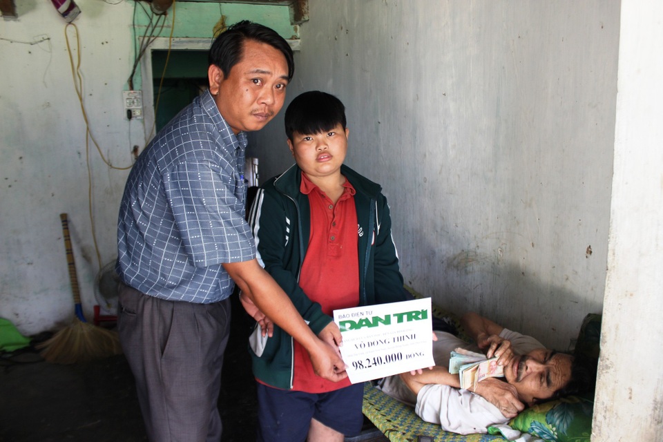 Hơn 98 triệu đồng được trao đến gia đình ông Võ Đồng Thinh - 1 Ông Lê Mến Thương trao số tiền 98.240.000 triệu đồng cho gia đình ông Võ Đồng Thinh.