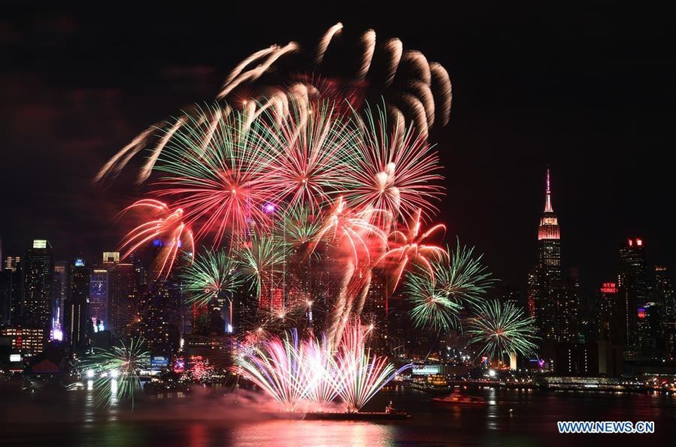 Thế giới tưng bừng đón năm mới Mậu Tuất - 23
Pháo hoa trên sông Hudson ở New York (Ảnh: News.cn)