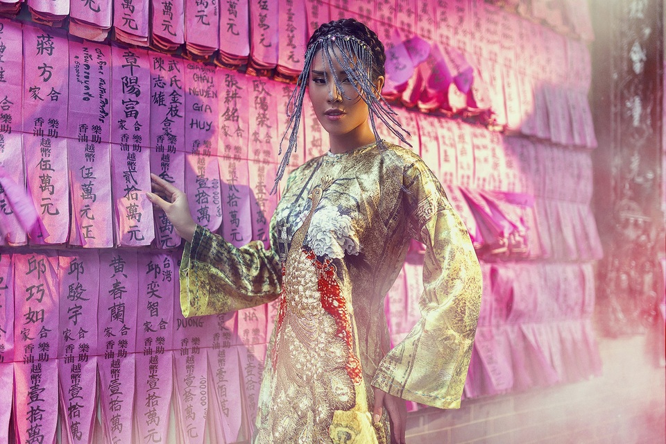 Cô lọt Top 20 Miss Grand International 2016 tại Mỹ, Trang phục Áo tứ thân của Nguyễn Thị Loan lọt vào danh sách Top 10 Quốc phục đẹp nhất.