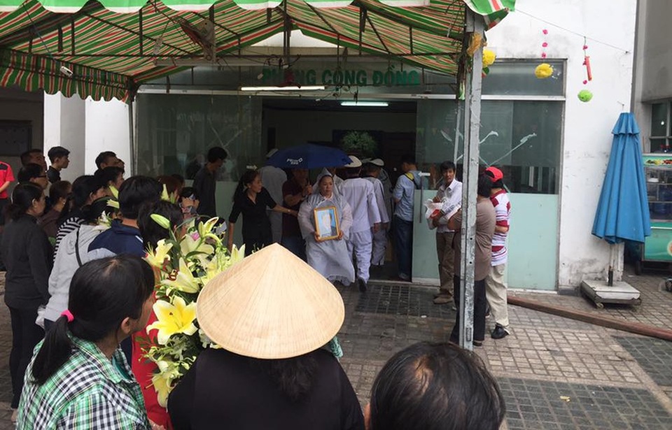 Đồng nghiệp tiếc thương đưa tiễn nghệ sĩ Nguyễn Hậu về nơi xa - 11 Đúng giờ động quan, linh cữu nghệ sĩ Nguyễn Hậu được đưa về nơi an nghỉ cuối cùng trong sự tiếc thương của gia đình, bạn bè và đồng nghiệp.