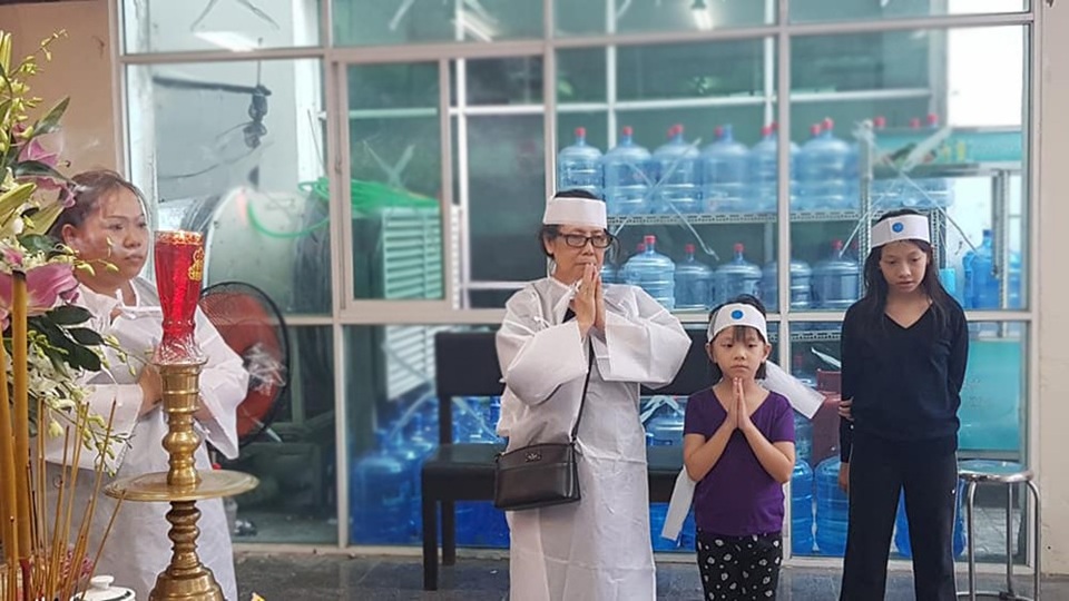 Đồng nghiệp tiếc thương đưa tiễn nghệ sĩ Nguyễn Hậu về nơi xa - 2 Gia đình nghệ sĩ Nguyễn Hậu đau buồn vì sự ra đi của anh, không kịp đón cái Tết cùng gia đình...
