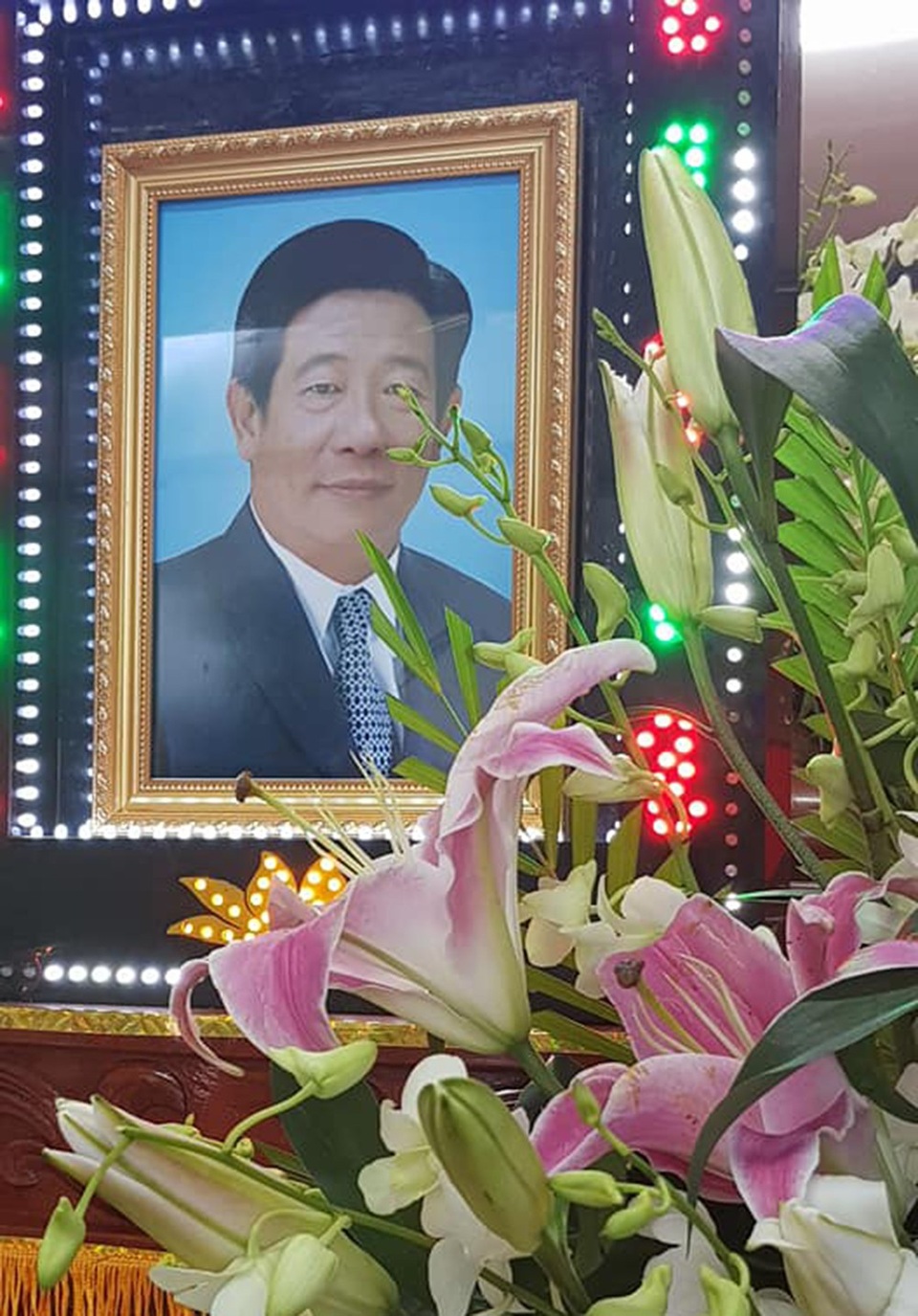 Đồng nghiệp tiếc thương đưa tiễn nghệ sĩ Nguyễn Hậu về nơi xa - 4 Nghệ sĩ Nguyễn Hậu qua đời vào lúc 4 giờ 20 sáng ngày 14/2 (29 Tết) tại nhà riêng, hưởng thọ 65 tuổi.
