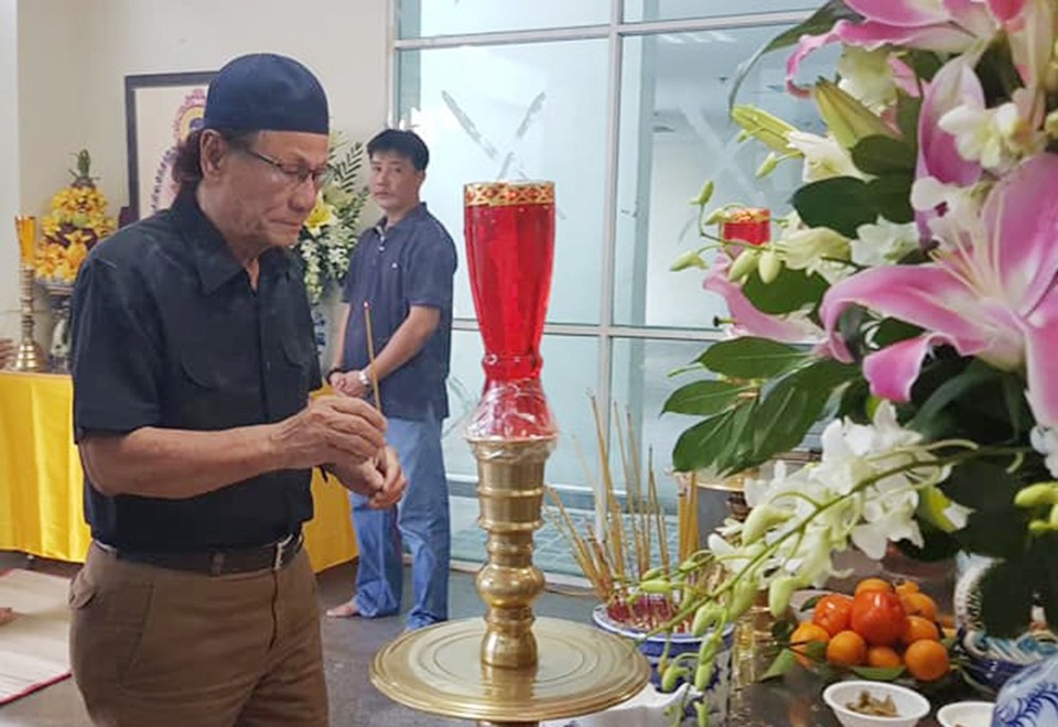 Đồng nghiệp tiếc thương đưa tiễn nghệ sĩ Nguyễn Hậu về nơi xa - 5 Đạo diễn Lê Cung Bắc đến thắp hương đưa tiễn diễn viên Nguyễn Hậu vào chiều 30 Tết. Đạo diễn chia sẻ về diễn viên Nguyễn Hậu: “Nguyễn Hậu là diễn viên tài năng, tận tụy với nghề, biết trước sau, trên dưới, khi làm công việc phó đạo diễn ông luôn kỹ tính, nhiệt tình và luôn luôn có trách nhiệm trong công việc”.