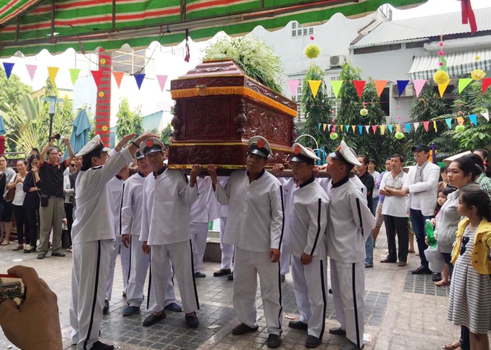 Đồng nghiệp tiếc thương đưa tiễn nghệ sĩ Nguyễn Hậu về nơi xa - 12 Đồng nghiệp tiếc thương đưa tiễn nghệ sĩ Nguyễn Hậu về nơi xa - 12