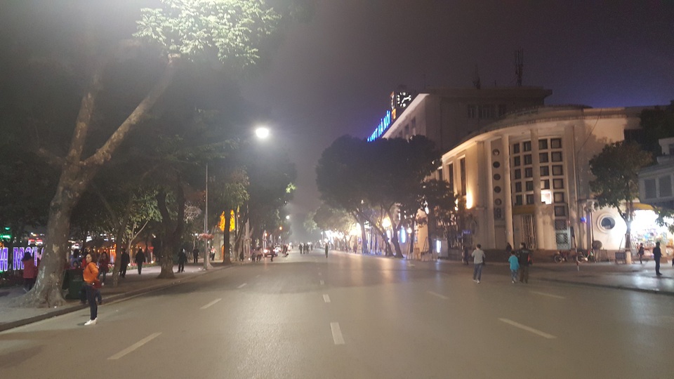 Pháo hoa bừng sáng, người dân cả nước nao nức mừng năm mới - 14 Đường Đinh Tiên Hoàng khá thông thoáng.