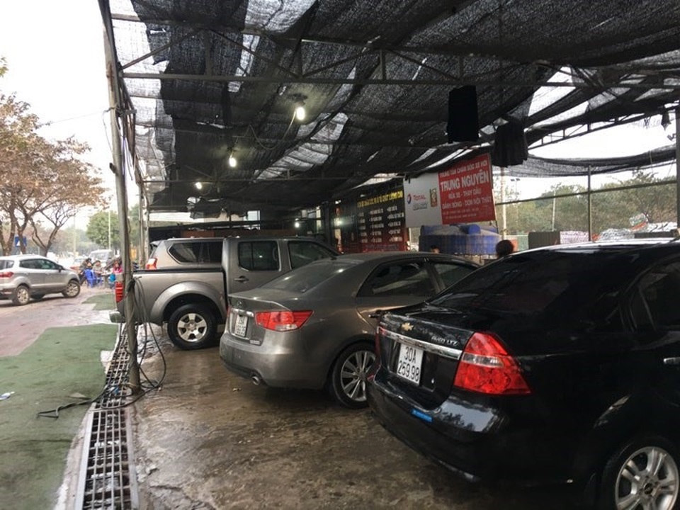 Dịch vụ rửa xe hốt bạc, tăng giá 4-5 lần - 2
29 Tết, ôtô xếp hàng chờ được rửa đón Tết. Giá rửa xe tăng mạnh so với ngày thường.