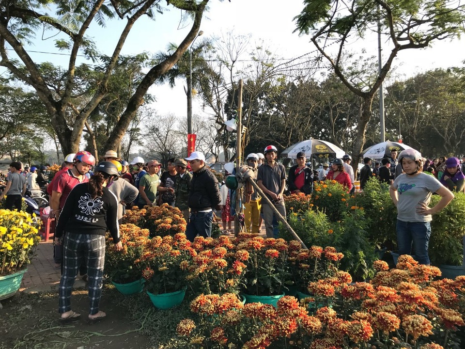 Rất đông người dân đổ xô đi mua hoa ngày 30 Tết