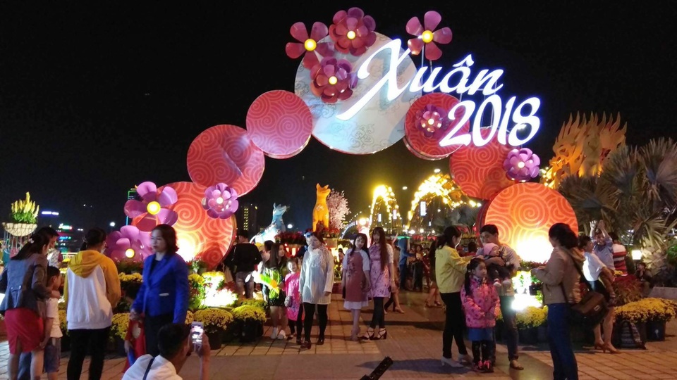 Pháo hoa bừng sáng, người dân cả nước nao nức mừng năm mới - 60 Người dân Đà Nẵng ra phố sớm chờ đón giao thừa