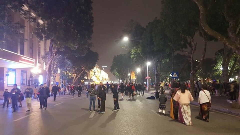Pháo hoa bừng sáng, người dân cả nước nao nức mừng năm mới - 11 Pháo hoa bừng sáng, người dân cả nước nao nức mừng năm mới - 11