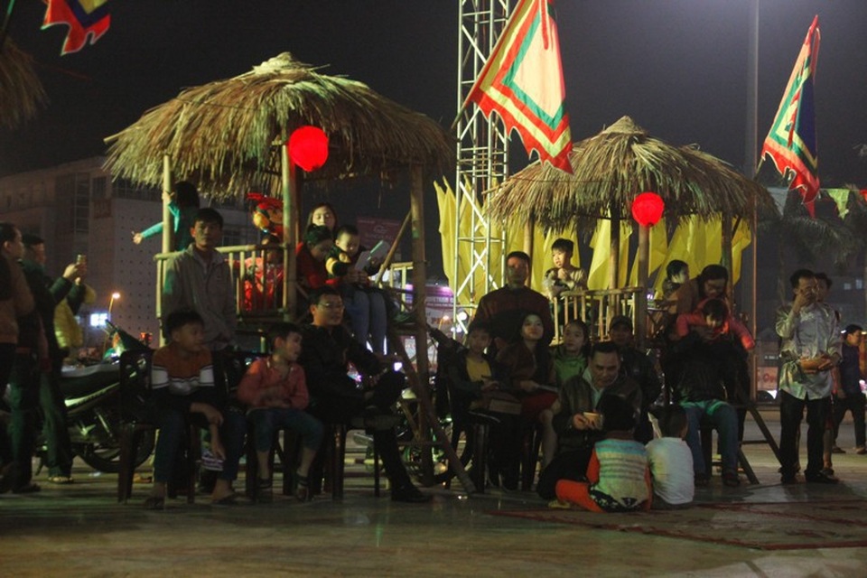 Pháo hoa bừng sáng, người dân cả nước nao nức mừng năm mới - 69 Nhiều người dân tham gia hội bài chòi chào Xuân