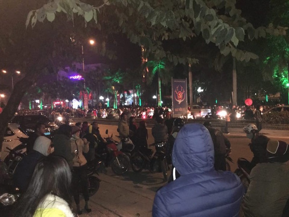 Pháo hoa bừng sáng, người dân cả nước nao nức mừng năm mới - 82 Các tuyến đường đổ về đường Trần Phú chật kín người