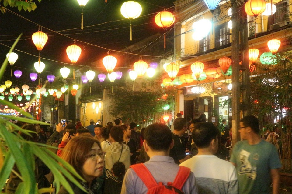Pháo hoa bừng sáng, người dân cả nước nao nức mừng năm mới - 51 Dòng người chen chân chật kín trên các tuyến đường