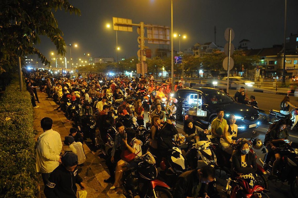 Pháo hoa bừng sáng, người dân cả nước nao nức mừng năm mới - 47 Pháo hoa bừng sáng, người dân cả nước nao nức mừng năm mới - 47