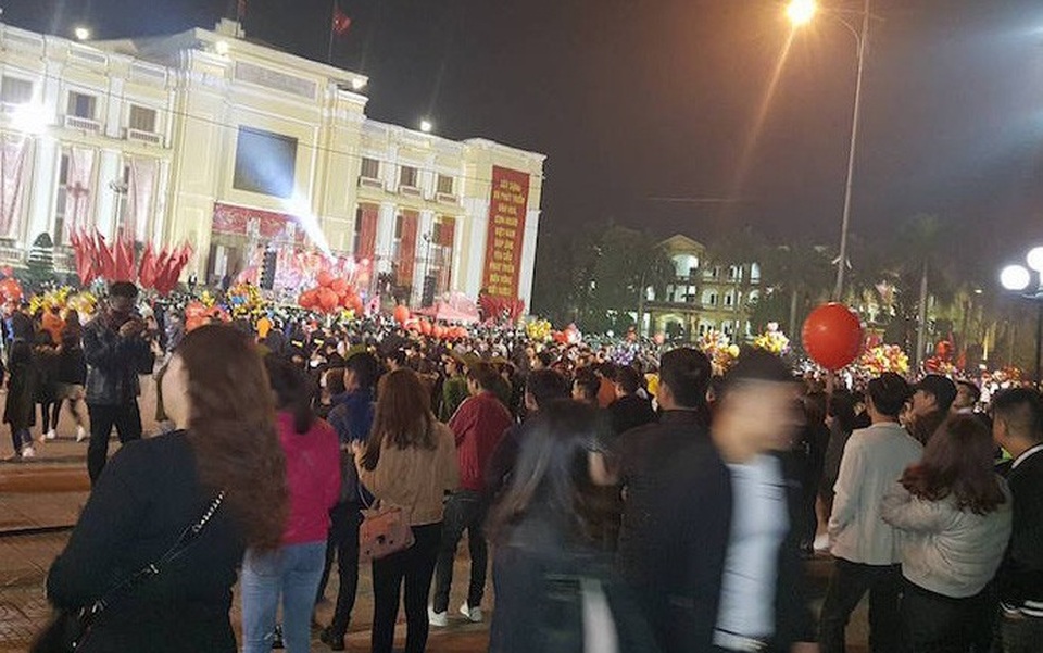 Pháo hoa bừng sáng, người dân cả nước nao nức mừng năm mới - 83 Nhà văn hoá tỉnh Hà Nam ken đặc người chờ xem bắn pháo hoa trước khách sạn Hoà Bình