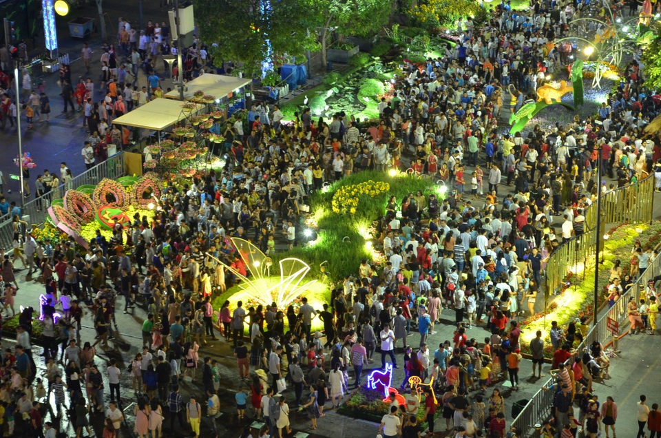 Pháo hoa bừng sáng, người dân cả nước nao nức mừng năm mới - 41 Pháo hoa bừng sáng, người dân cả nước nao nức mừng năm mới - 41