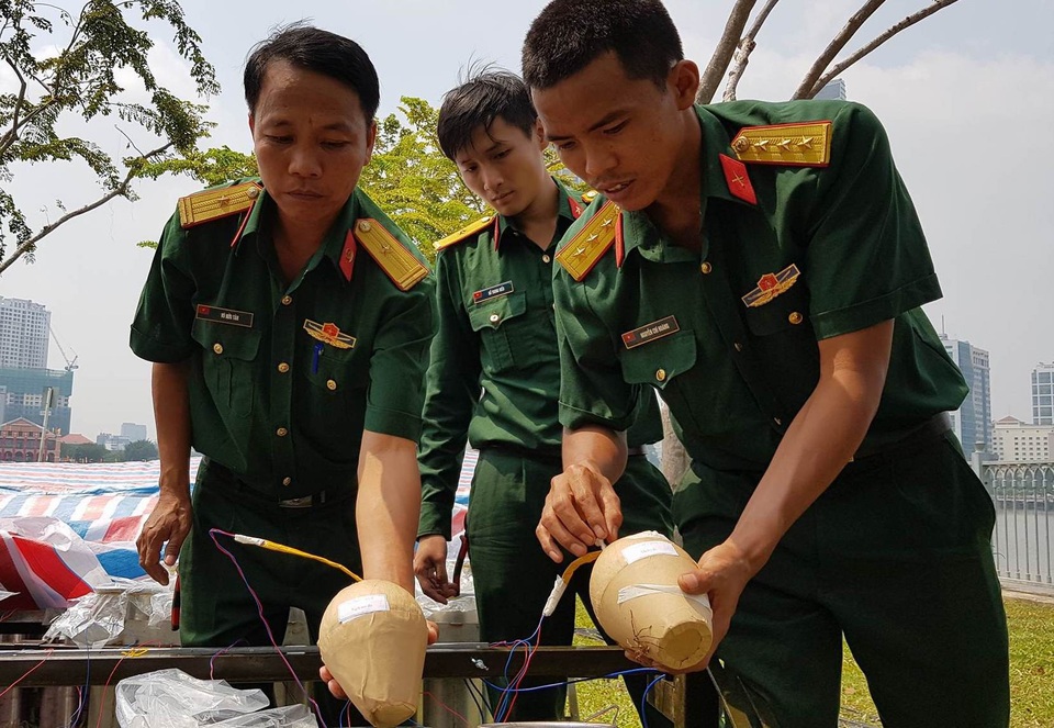 Pháo hoa bừng sáng, người dân cả nước nao nức mừng năm mới - 44 Pháo hoa bừng sáng, người dân cả nước nao nức mừng năm mới - 44