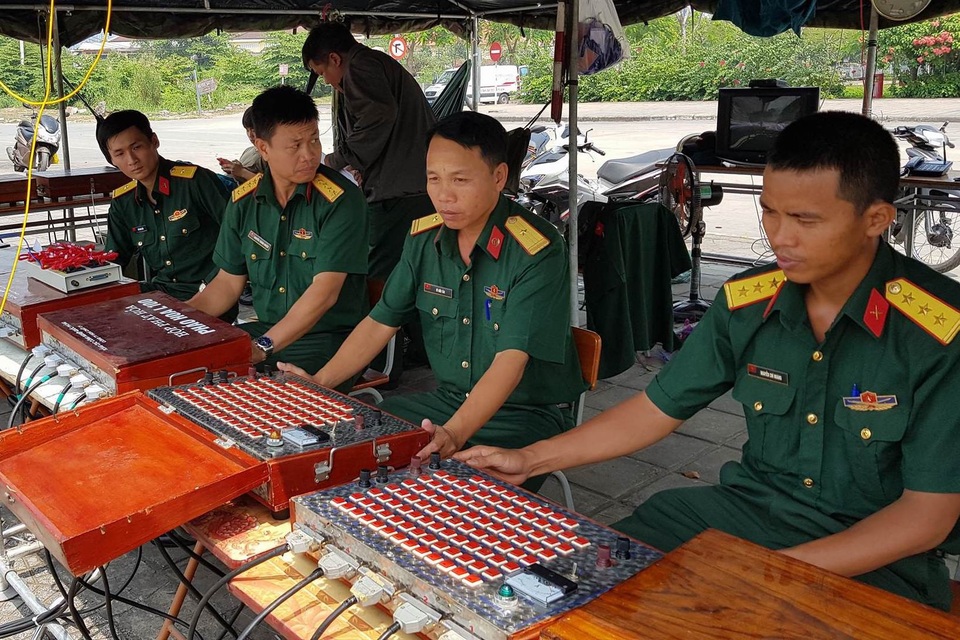 Pháo hoa bừng sáng, người dân cả nước nao nức mừng năm mới - 45 Trân địa pháo hoa đêm giao thừa đã sẵn sàng