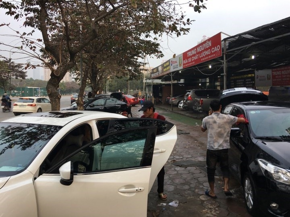 Dịch vụ rửa xe hốt bạc, tăng giá 4-5 lần - 1
Dịch vụ rửa xe đông khách vào ngày cận Tết Nguyên đán